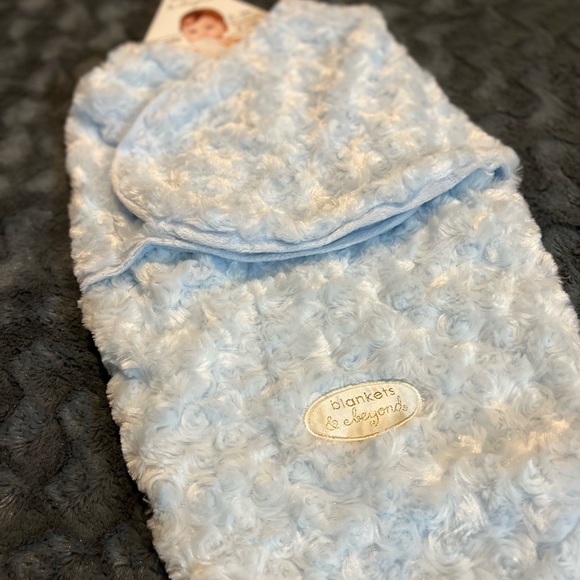 NWT Blankets & Beyond Blue Swaddle Beautiful Baby Blue Color. Perfect for Baby! - Picture 8 of 13